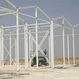 Se está construyendo una gran estructura metálica en un campo.