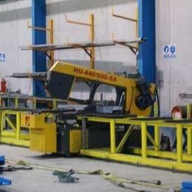 Una gran máquina amarilla se encuentra en una fábrica.