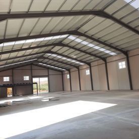 El interior de un gran almacén con un gran techo y muchas ventanas.