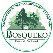 Logotipo de la escuela forestal verde: árboles, pequeña cabaña, texto