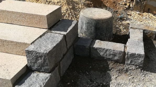 Naturstein wird bearbeitet