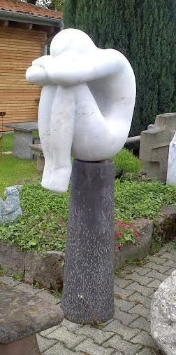 Natursteinfigur im Garten