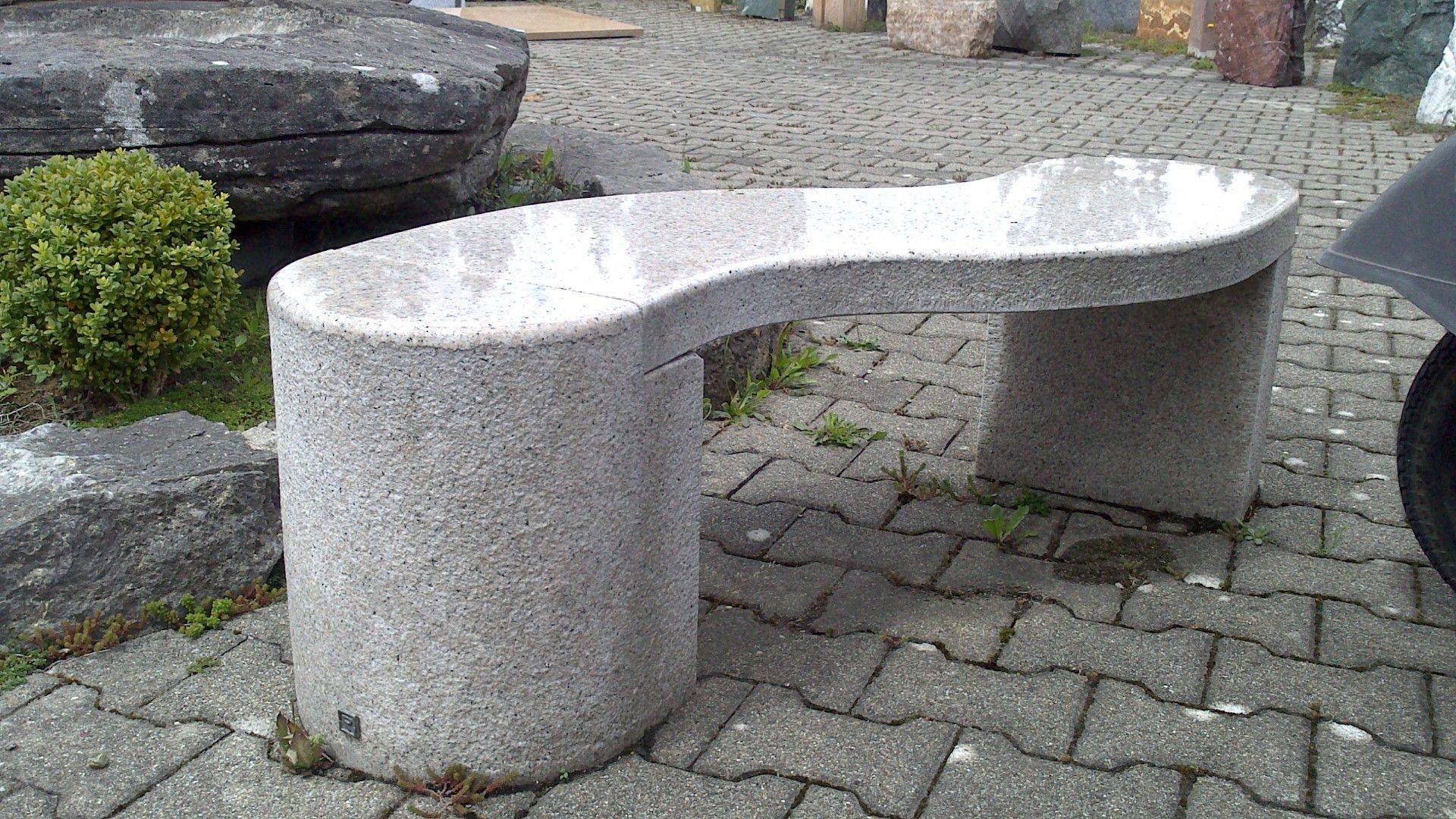 Natursteinfigur im Garten