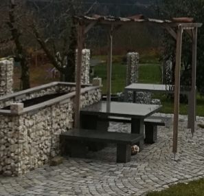 Natursteinfigur im Garten