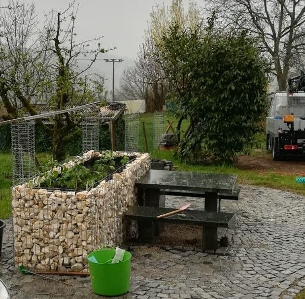 Natursteinfigur im Garten