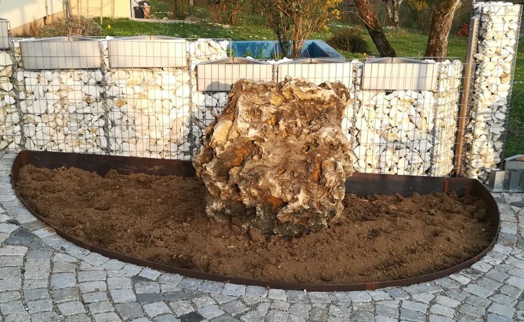 Natursteinfigur im Garten