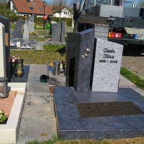 Grabstein aus Naturstein