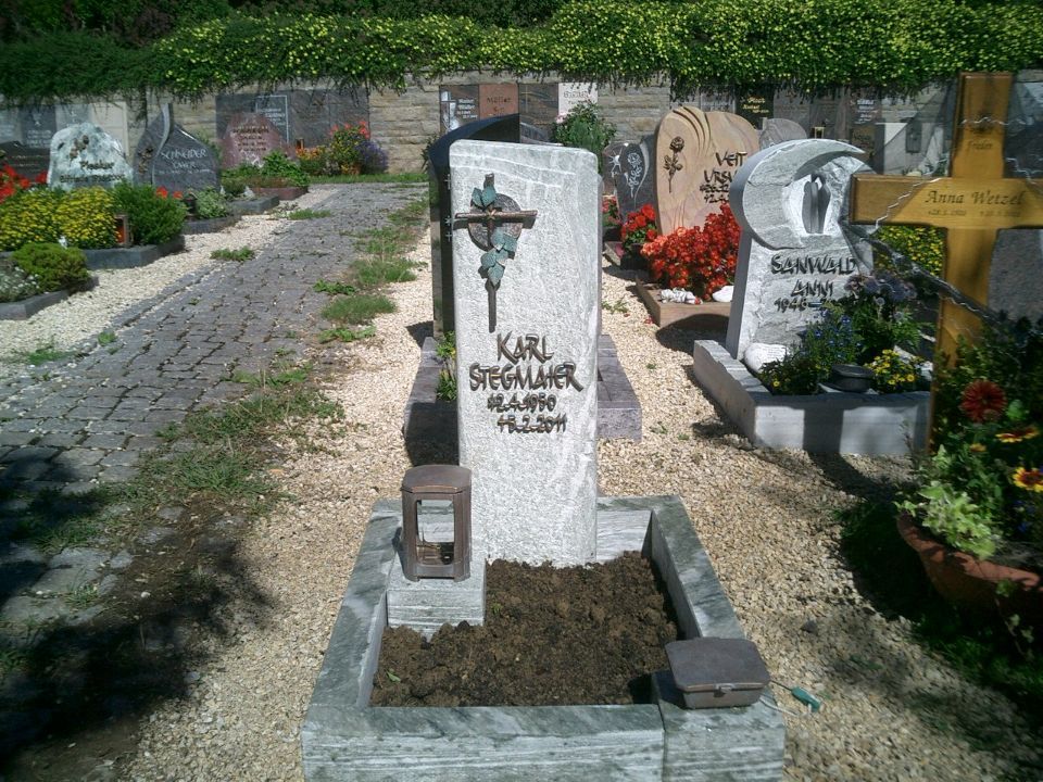 Grabstein aus Naturstein