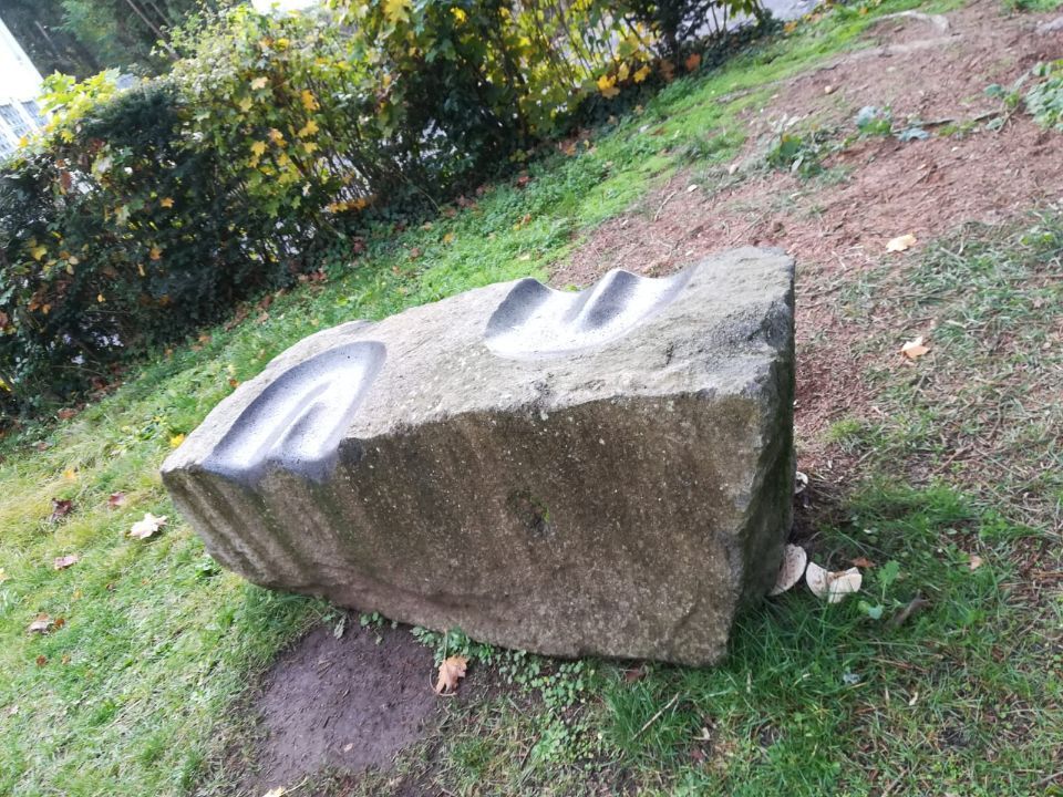 Natursteinfigur im Garten