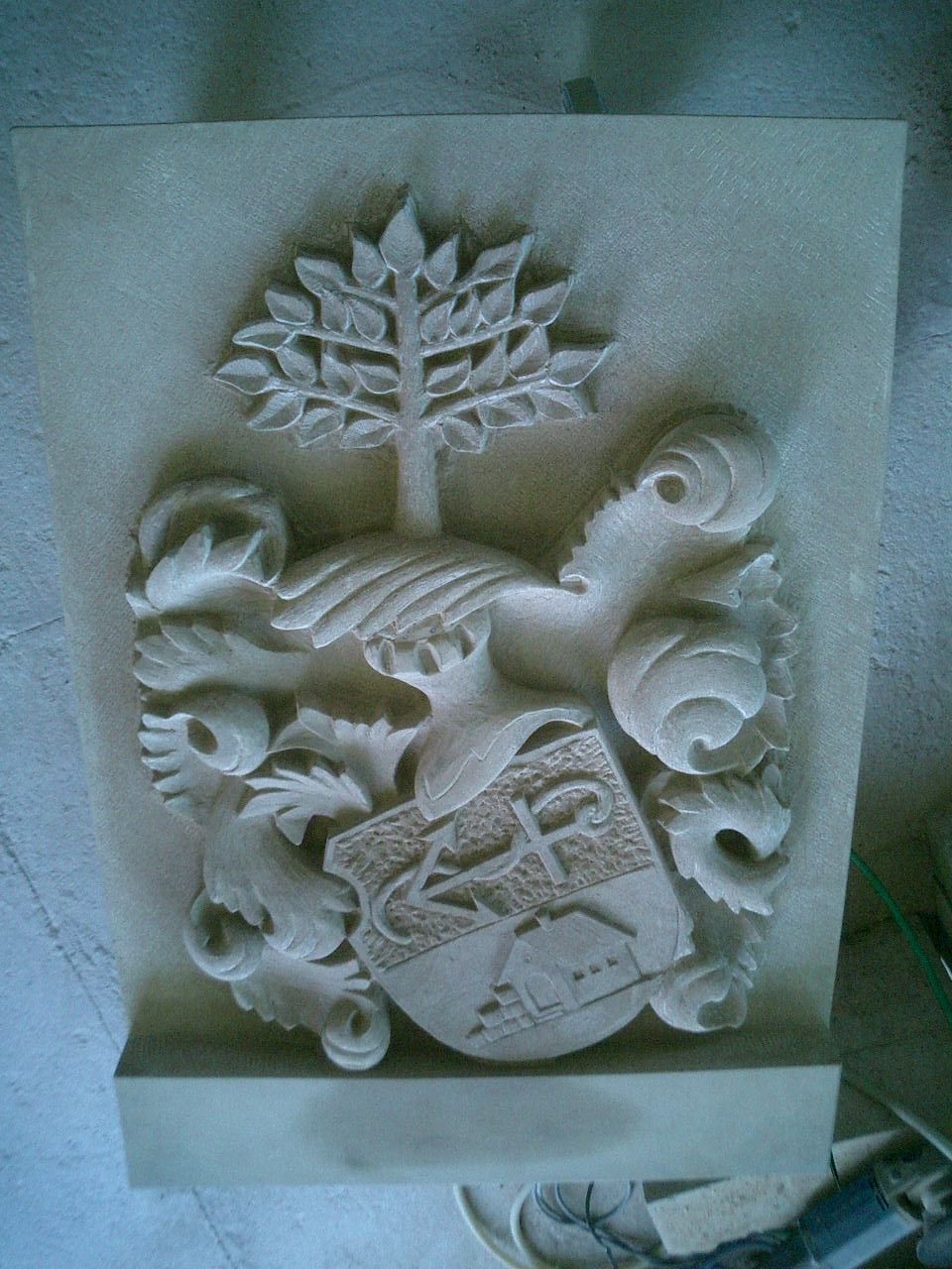 Naturstein mit eingearbeitetem Wappen