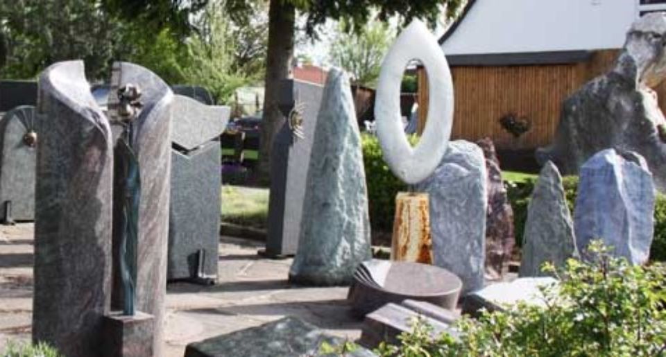 Naturstein mit eingearbeitetem Wappen