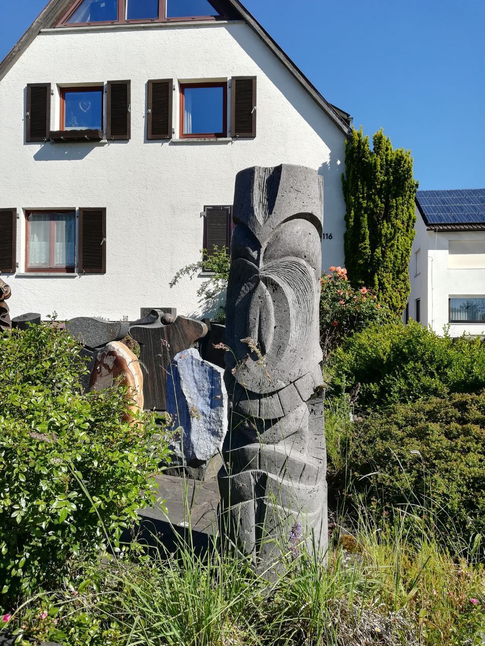 Natursteinfigur im Garten