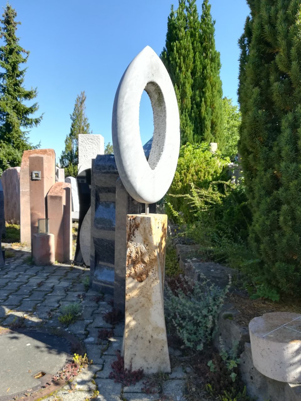 Natursteinfigur im Garten