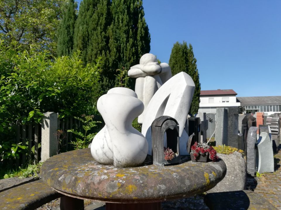 Natursteinfigur im Garten