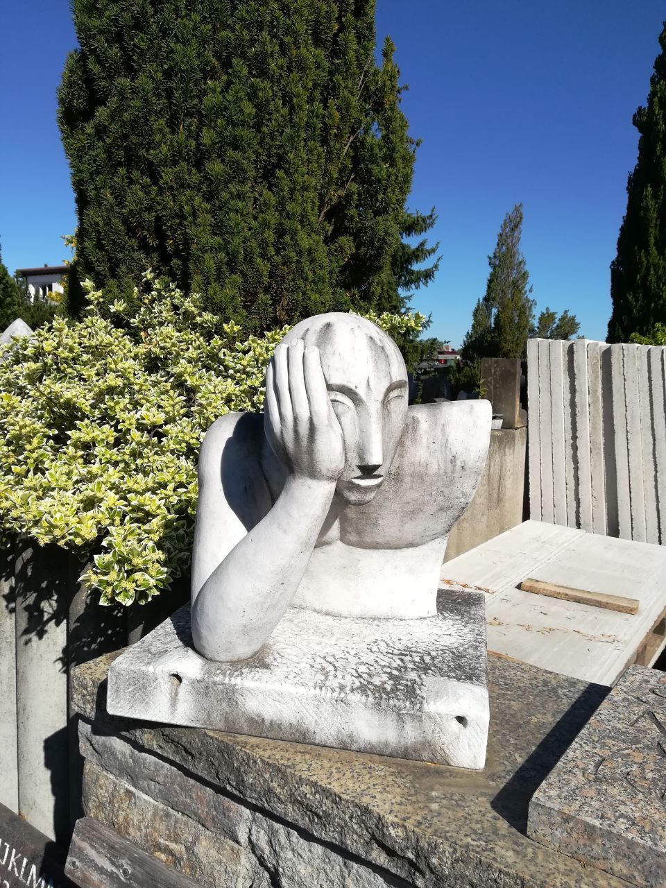 Natursteinfigur im Garten