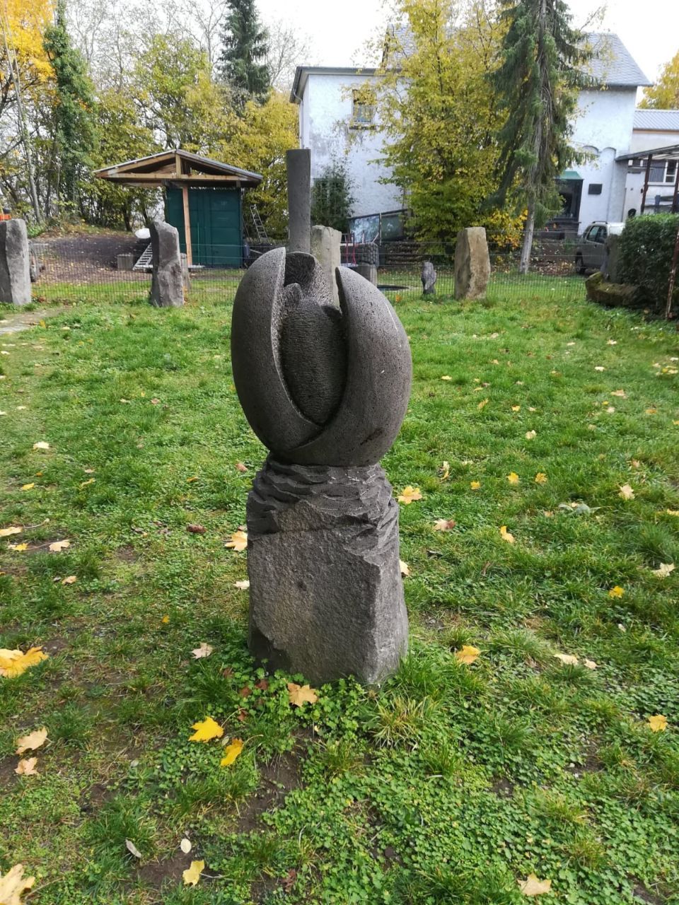 Natursteinfigur im Garten