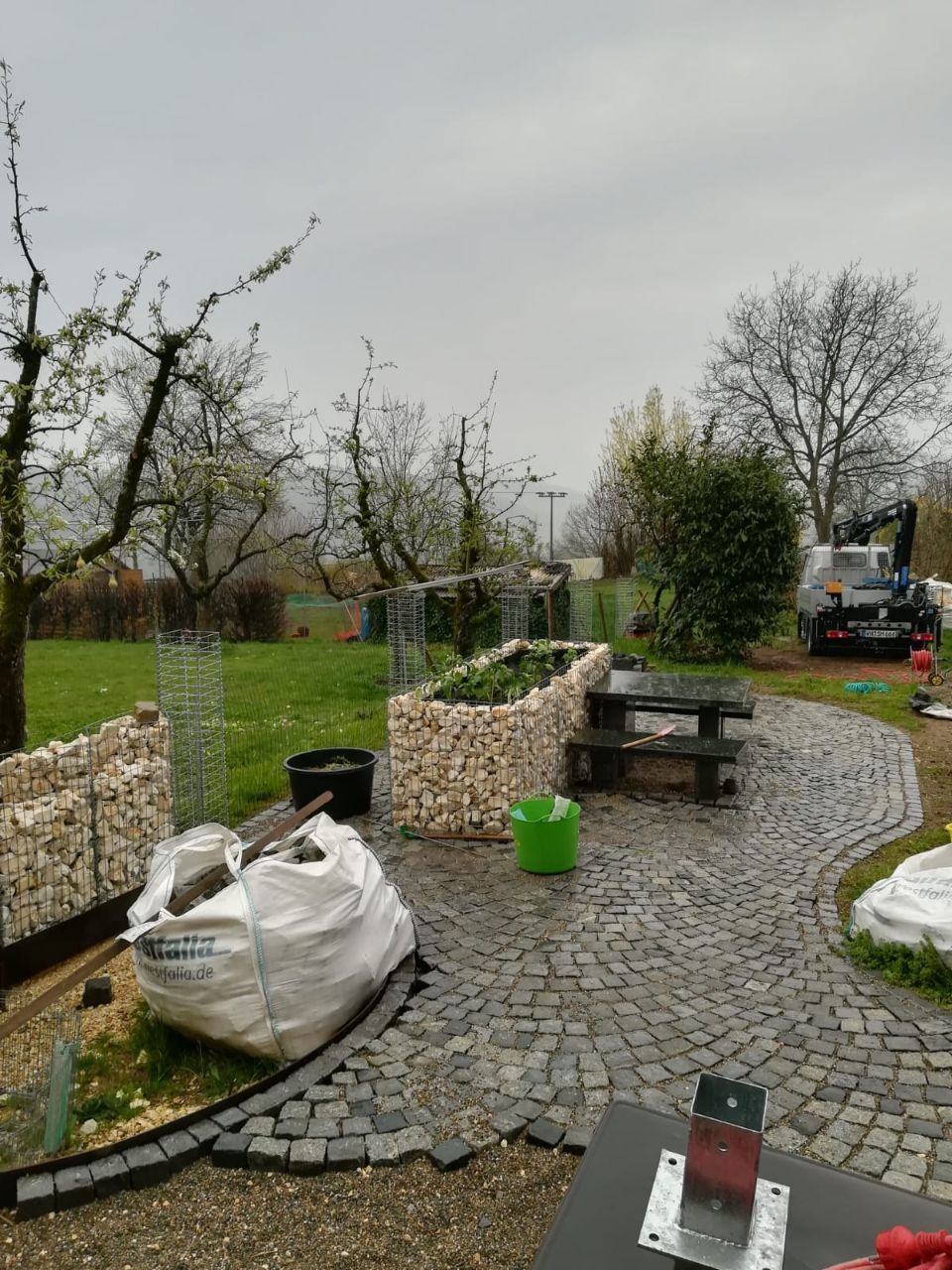 Natursteinfigur im Garten