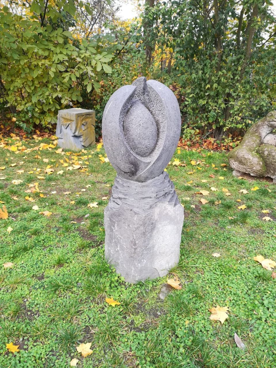 Natursteinfigur im Garten