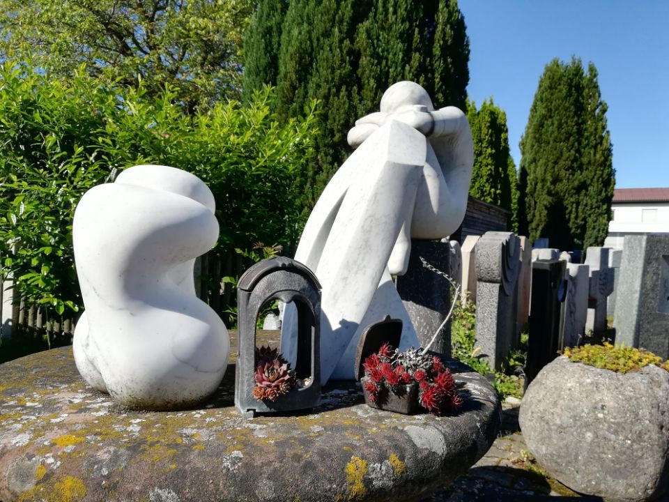 Natursteinfigur im Garten