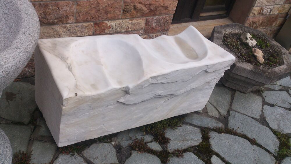 Natursteinfigur im Garten