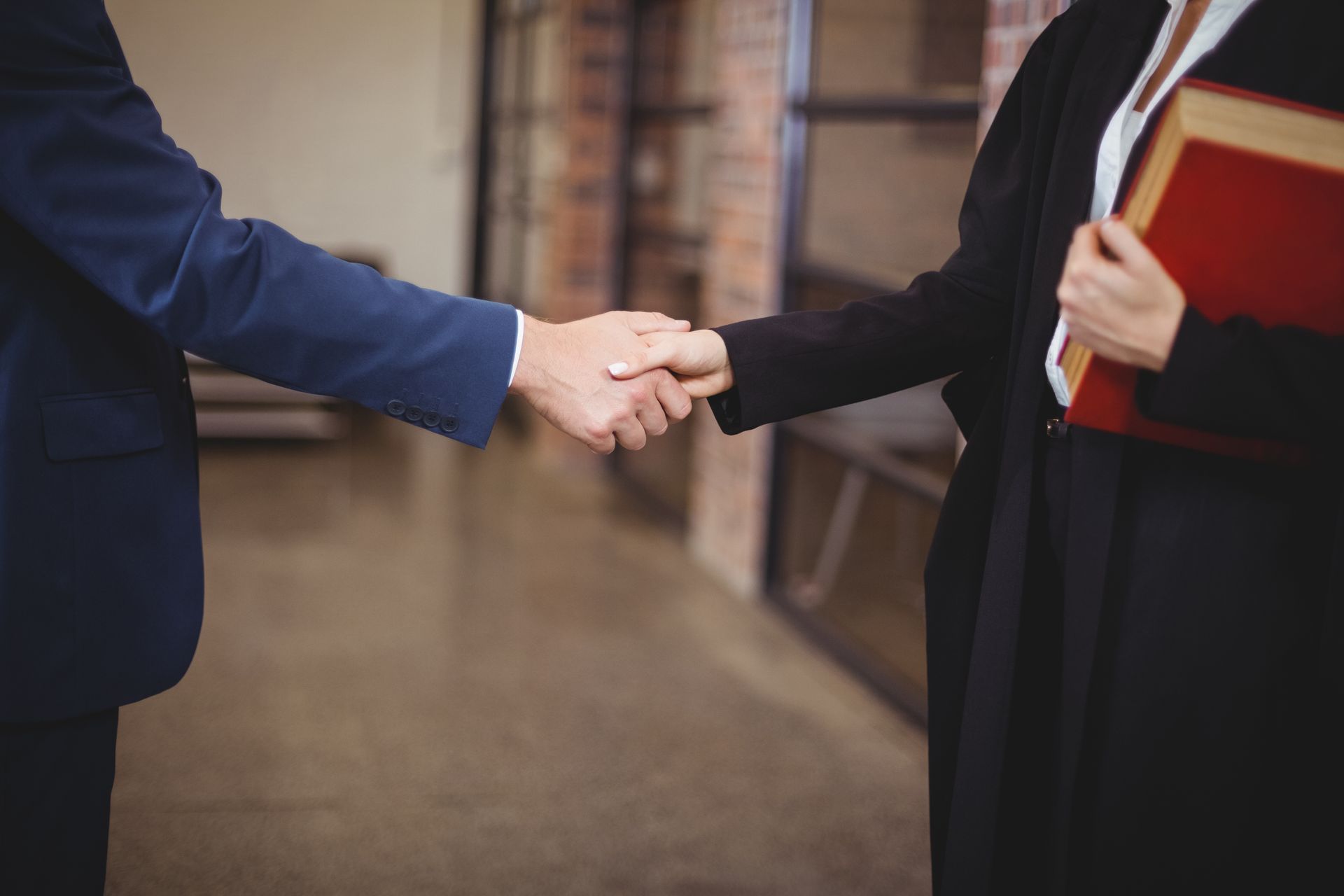 Avocat et son client après une audition
