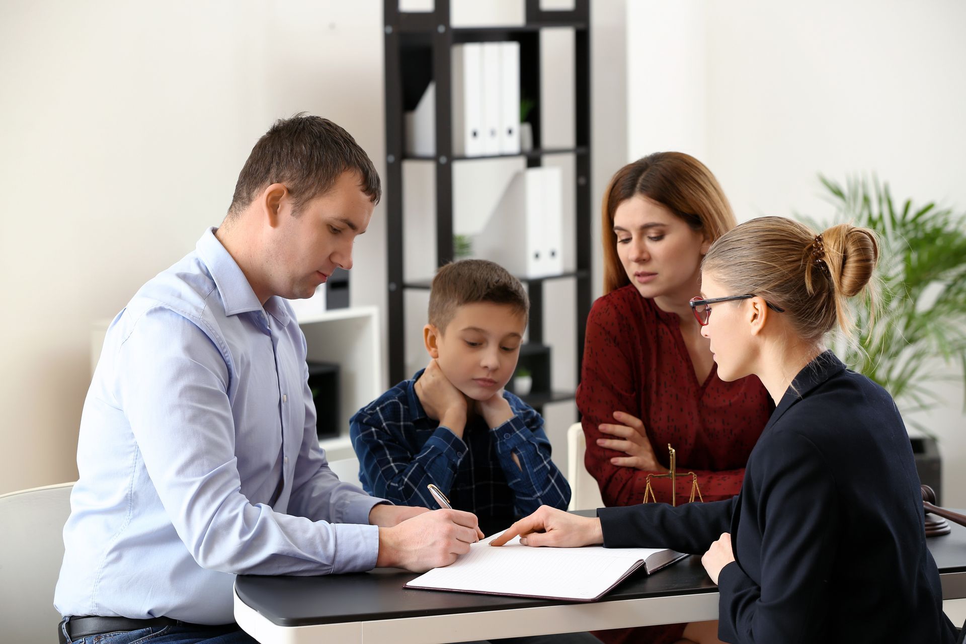 Parents et leur enfant en consultation