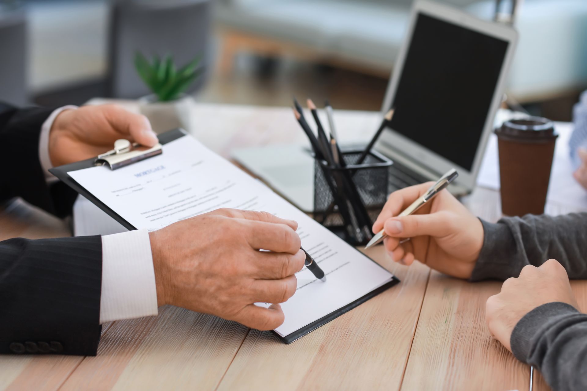 Avocat qui montre une ligne du contrat