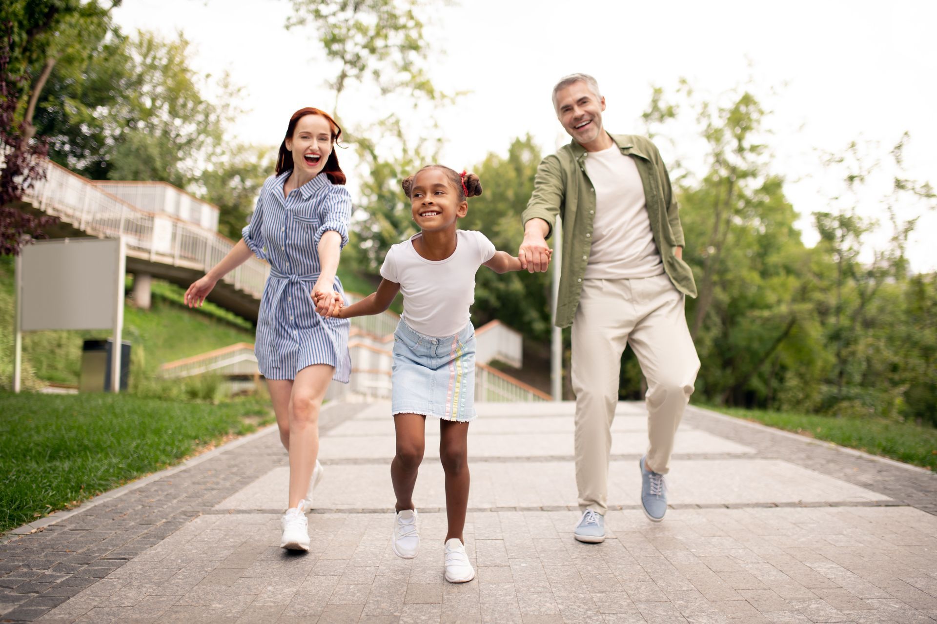 Fille adoptée contente avec ses deux nouveaux parents