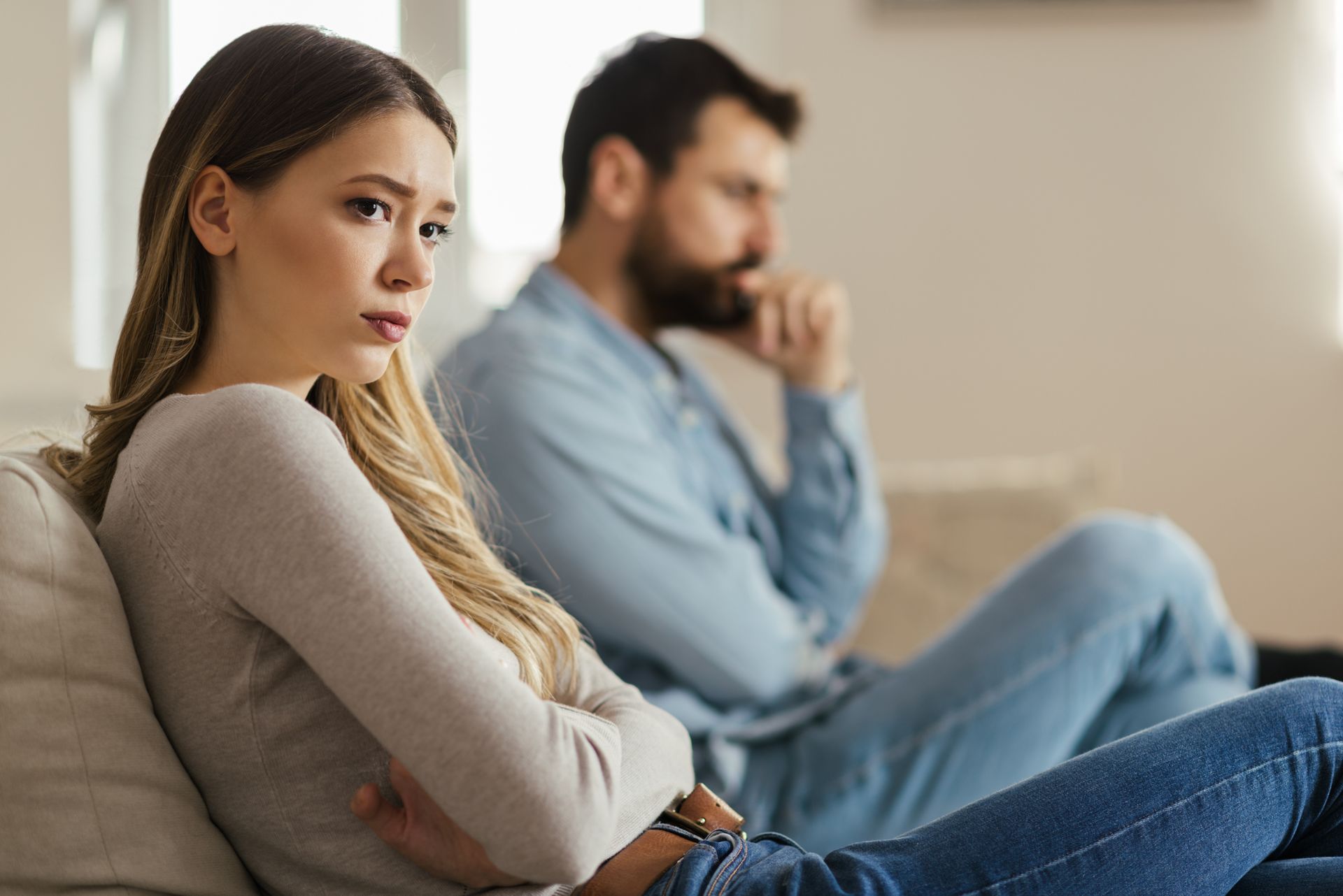 Homme et femme sur leur canapé après une dispute