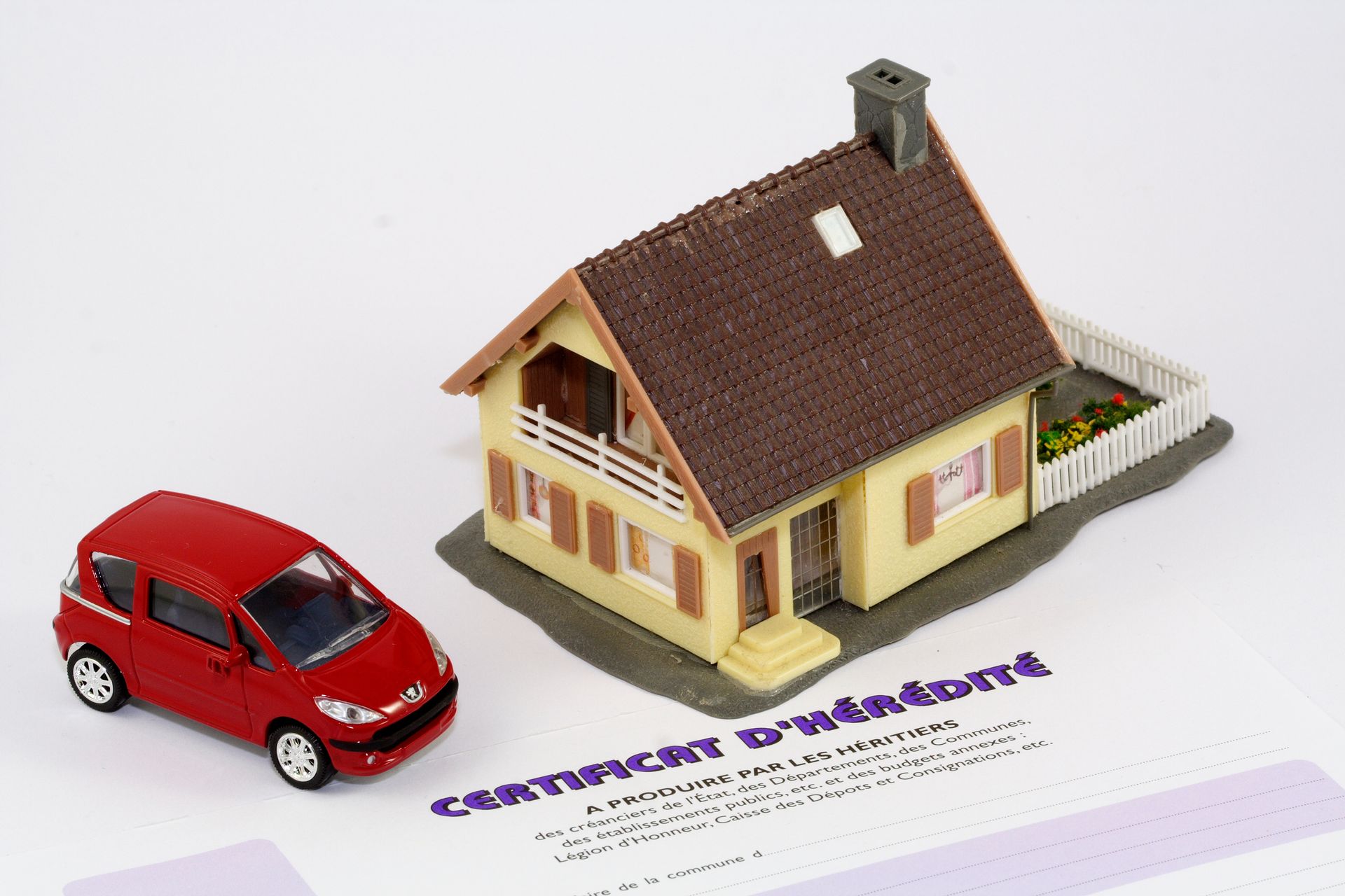 Certificat d'hérédité avec une voiture et une maison en miniature