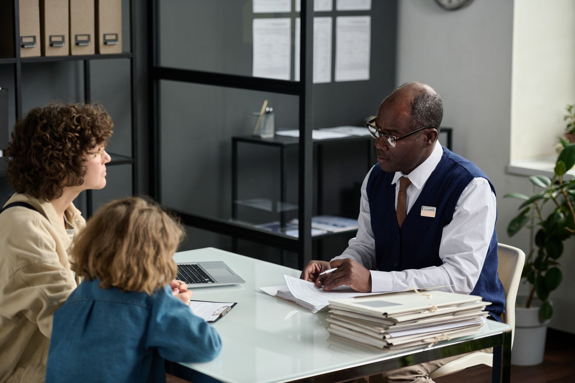 Mère avec sa fille en consultation