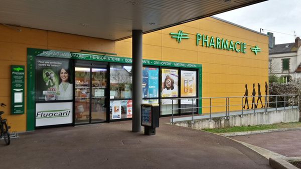 Façade de la Pharmacie Champbertrand à Sens dans L'Yonne 