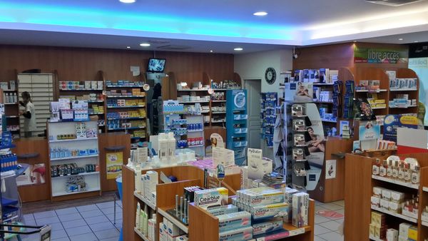 Comptoirs de la Pharmacie Champbertrand à Sens dans L'Yonne