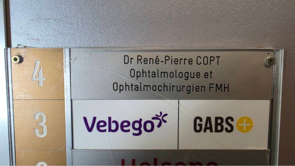 Panneau d'affichage du répertoire de la clinique avec les noms, dont celui du Dr René-Pierre COPT.