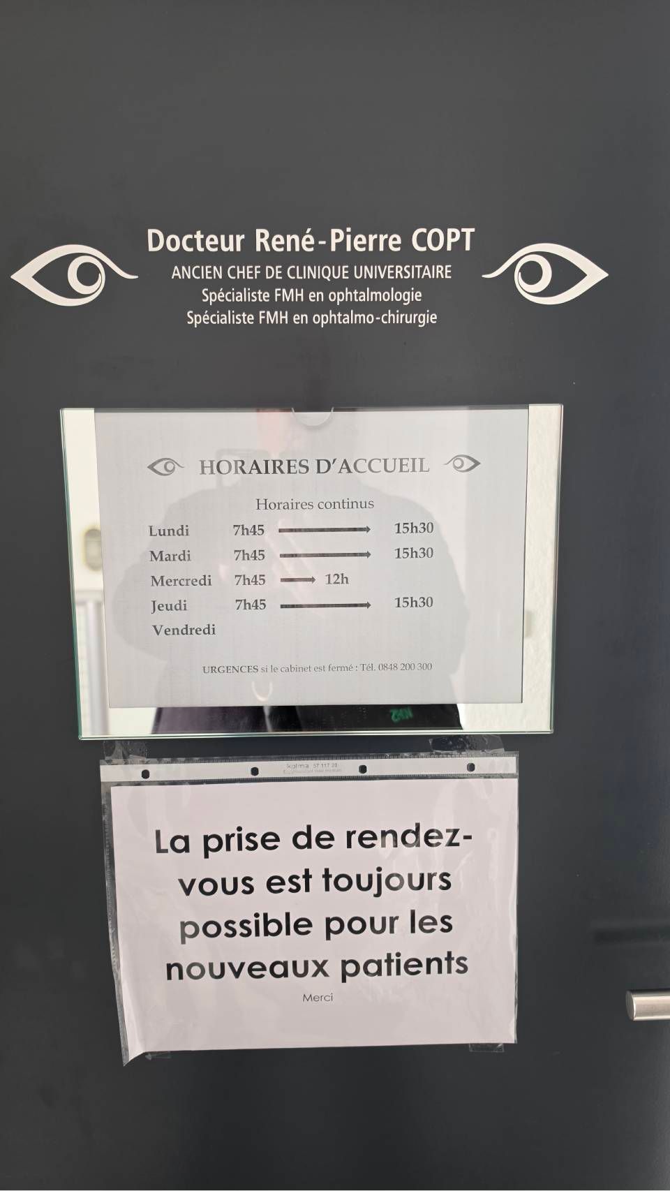 Panneau de porte du cabinet médical avec les instructions pour la prise de rendez-vous et un avis aux nouveaux patients.