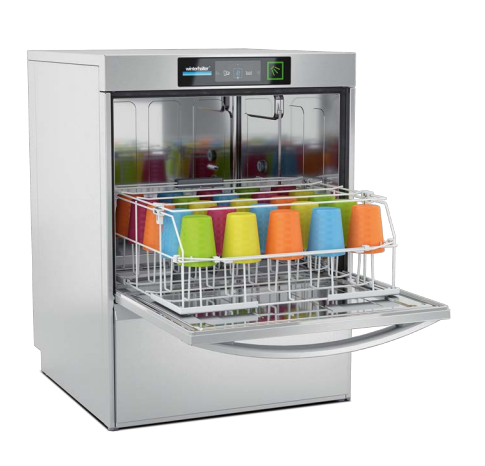 Un lave-vaisselle avec un panier rempli de tasses.