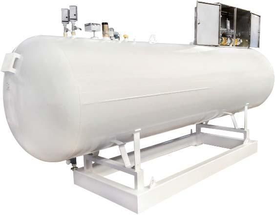 Tanque de almacenamiento industrial horizontal blanco sobre una estructura metálica con tuberías y equipo de control en la parte superior.