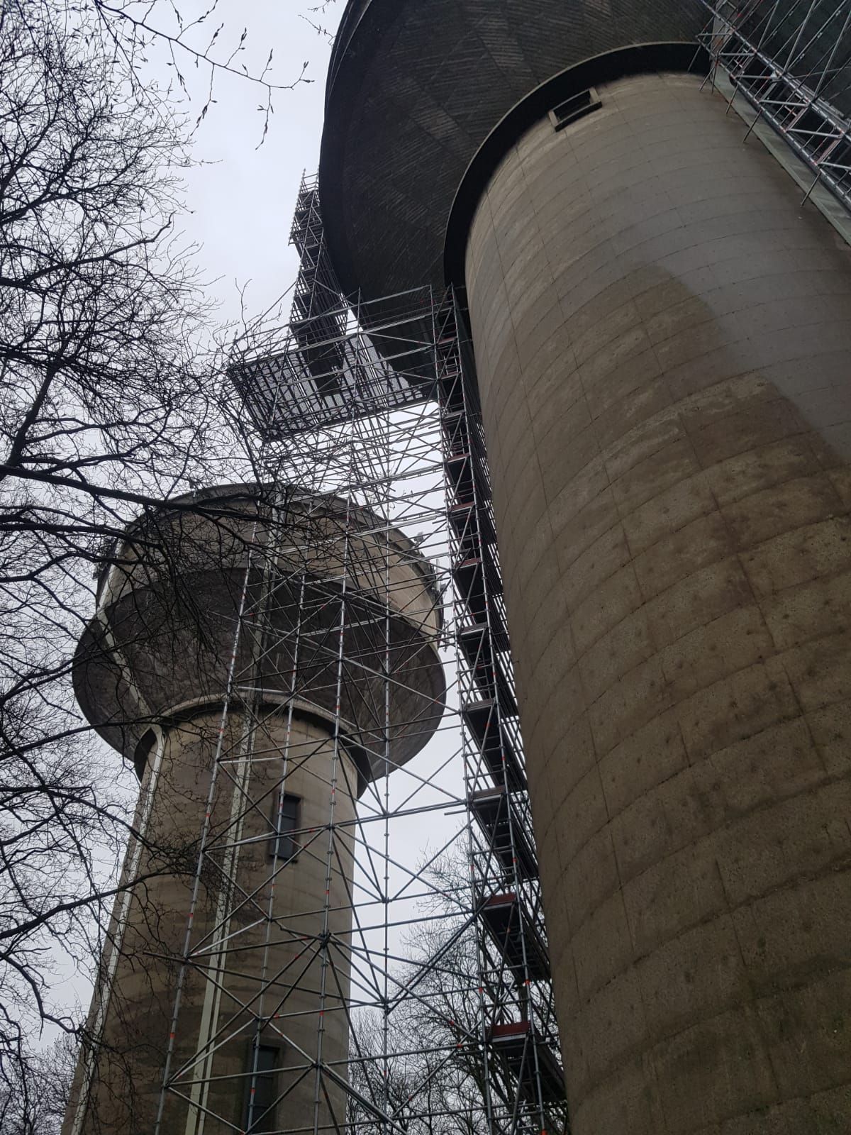 Un échafaudage sur mesure sur des châteaux d'eau
