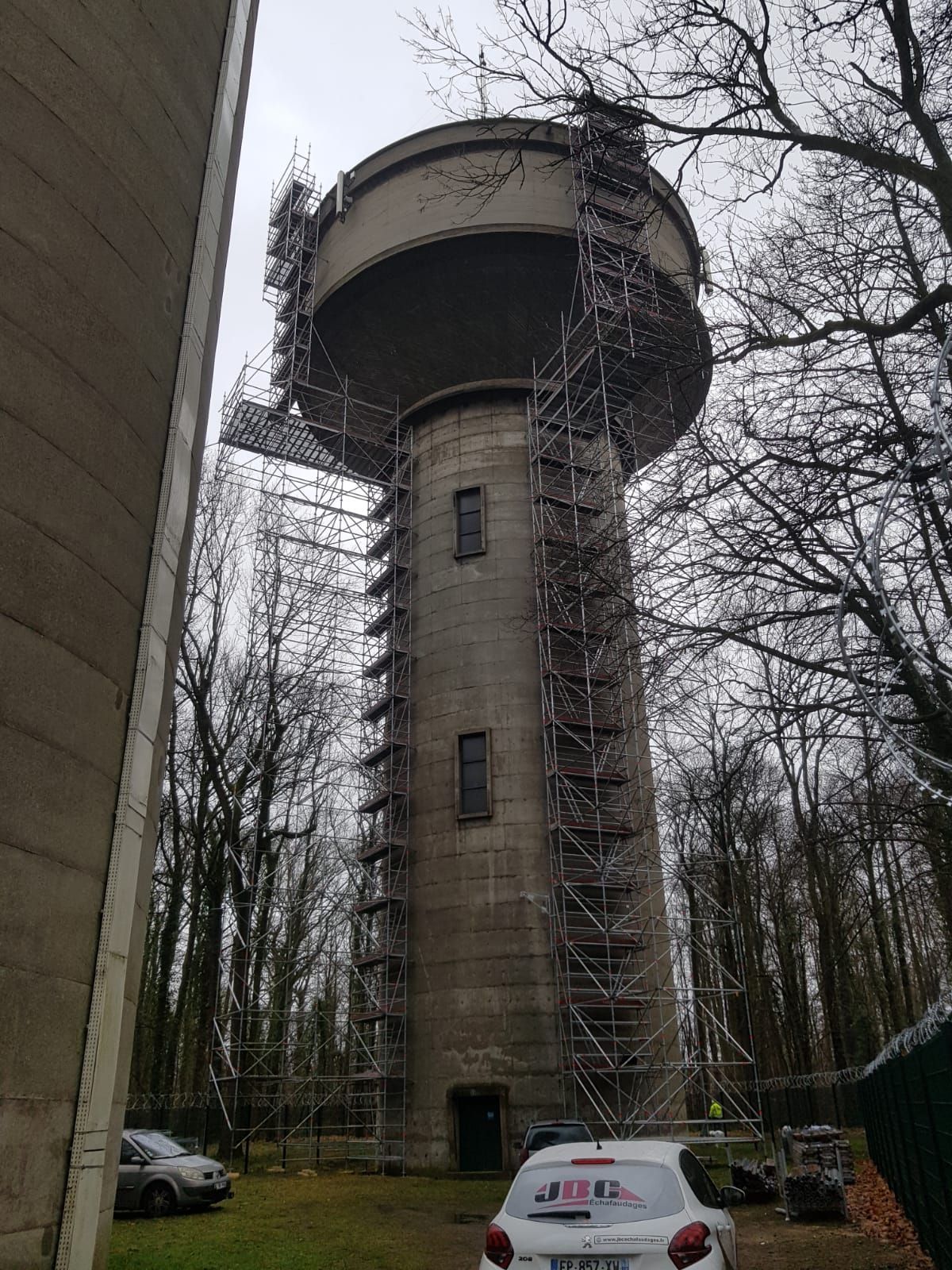 Échafaudage au dernier étage d'un immeuble en construction