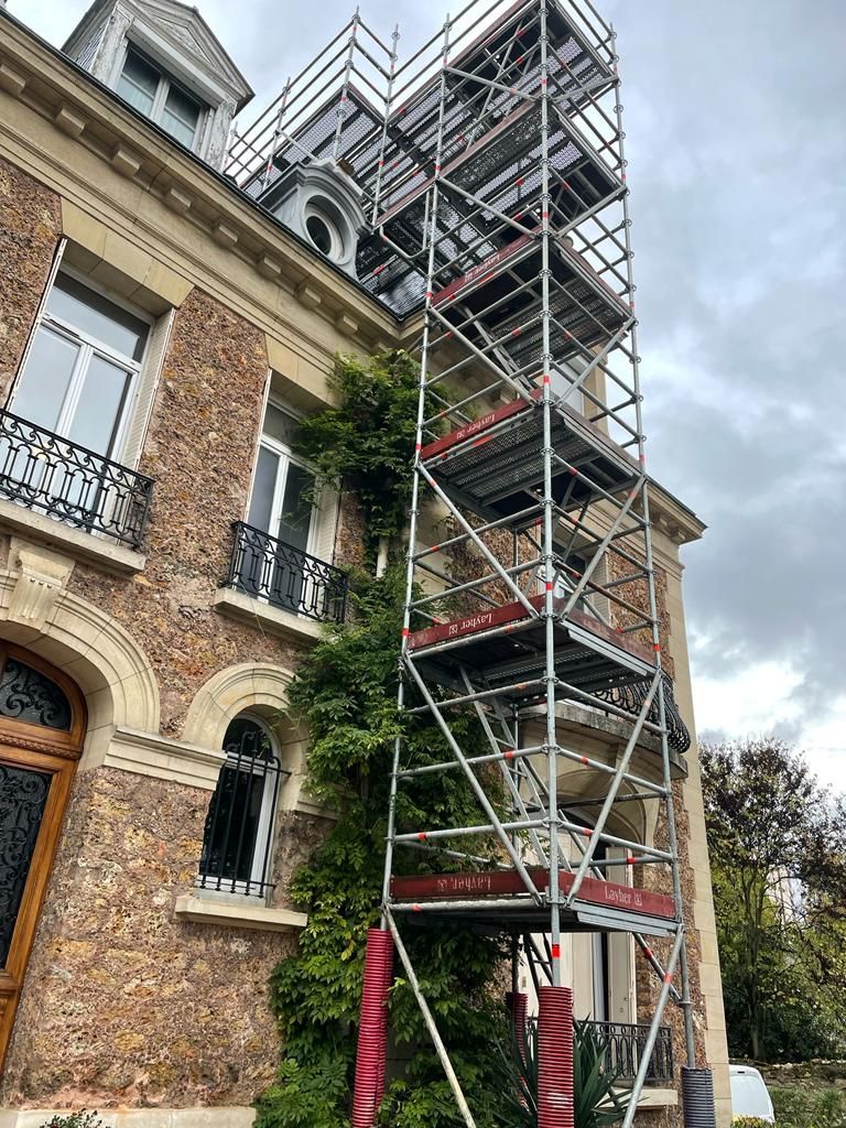 Zoom sur un échafaudage roulant