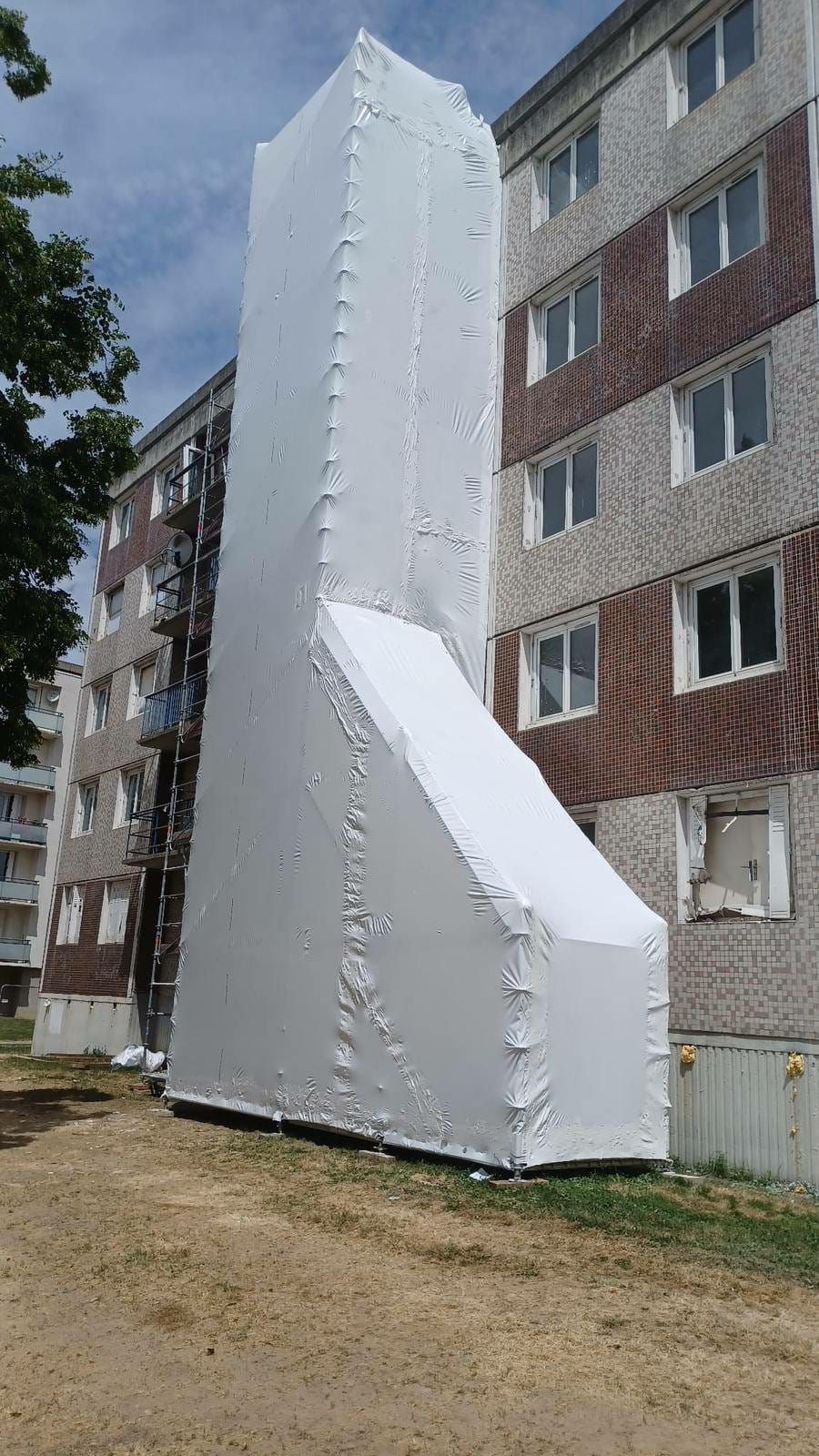 Treuil électrique jaune et rouge