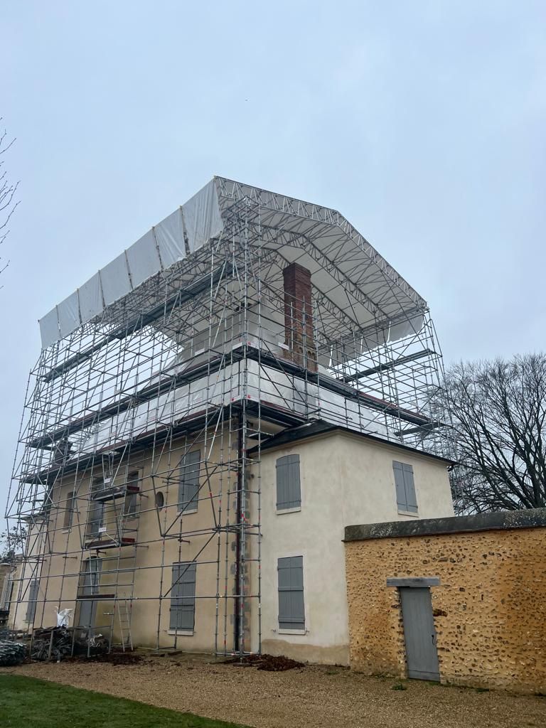 Protection d'une bâtiment avec un échafaudage parapluie