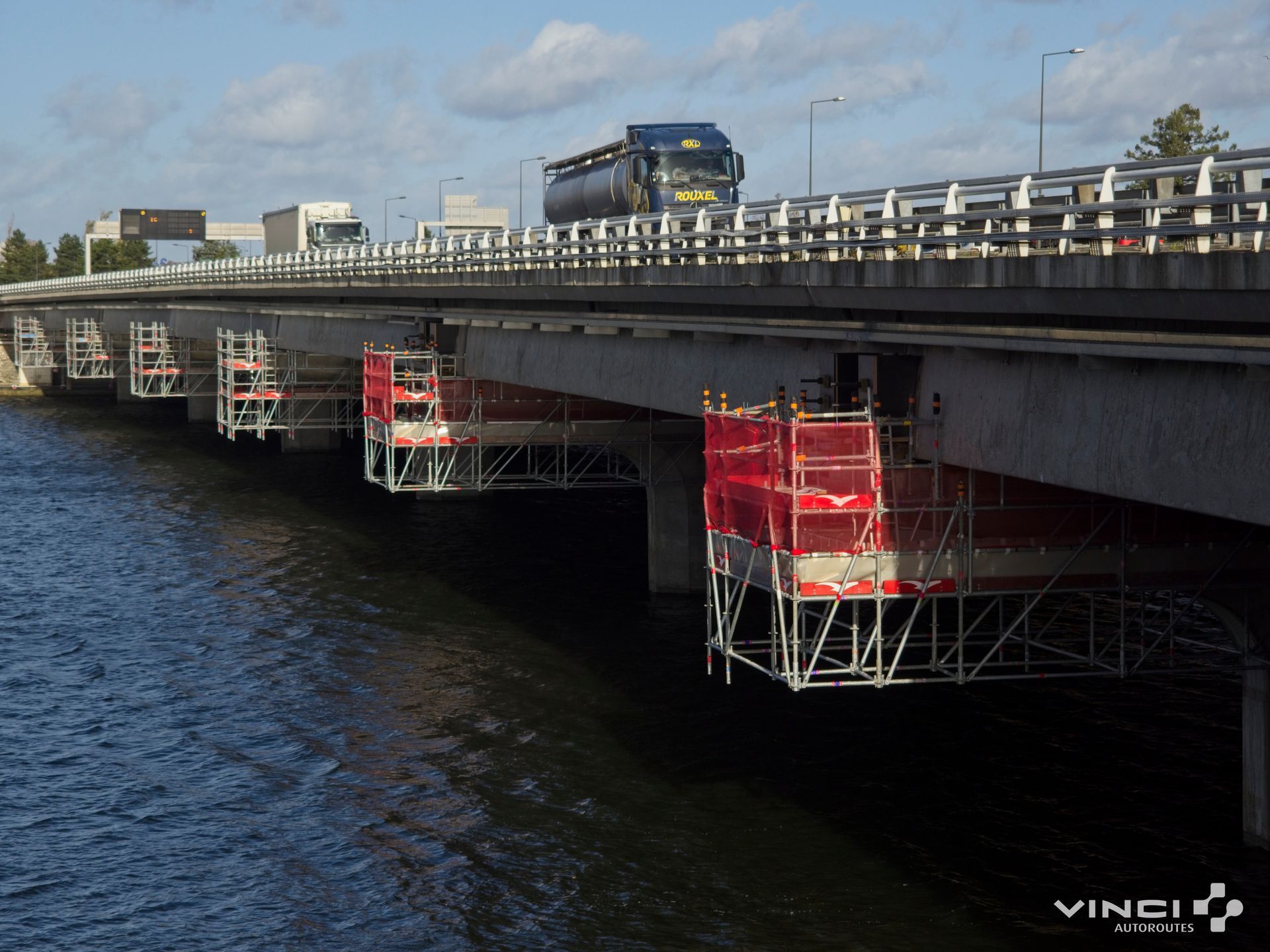 Immeuble avec un échafaudage suspendu