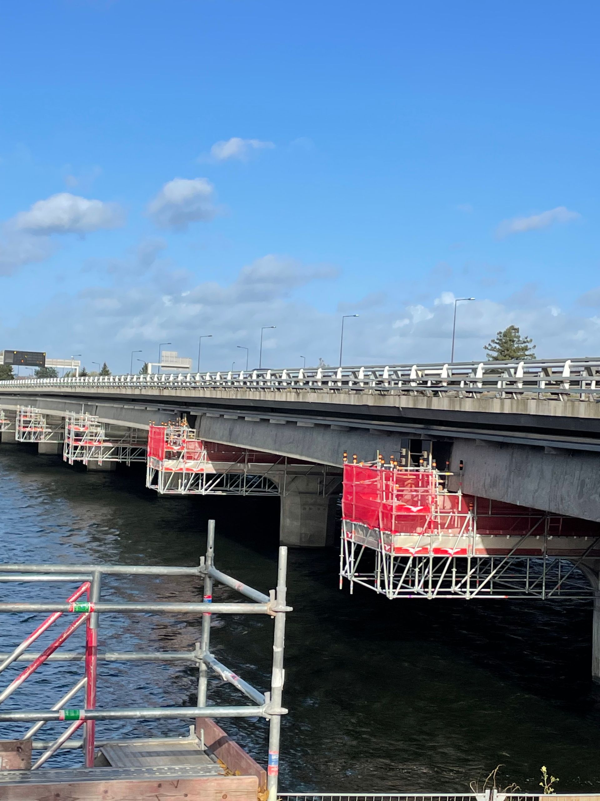 Échafaudage suspendu à un pont