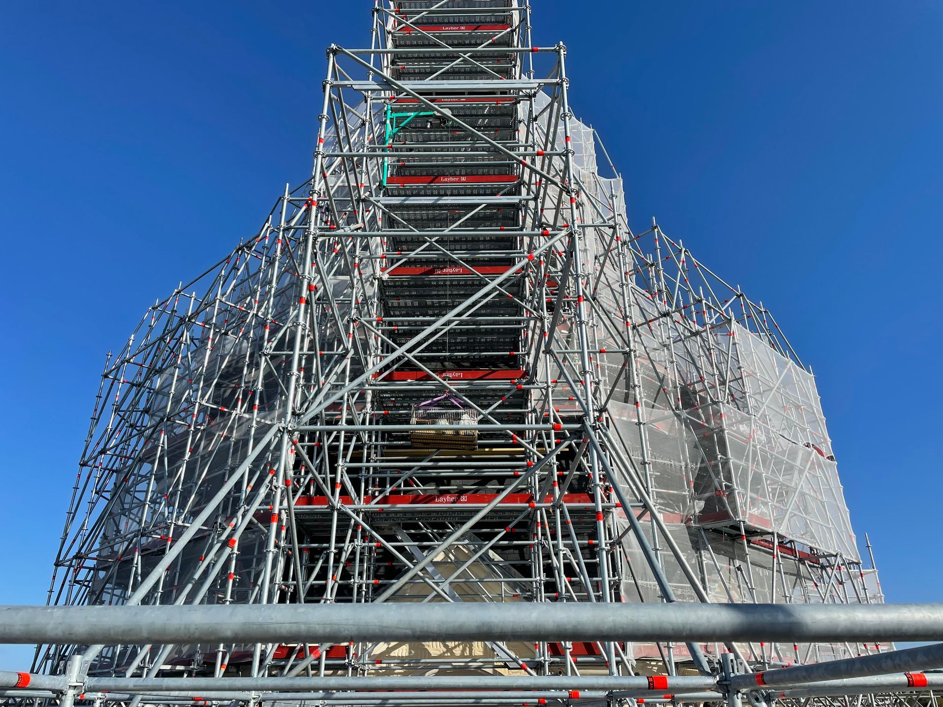 Façade d'immeuble avec échafaudage multidirectionnel