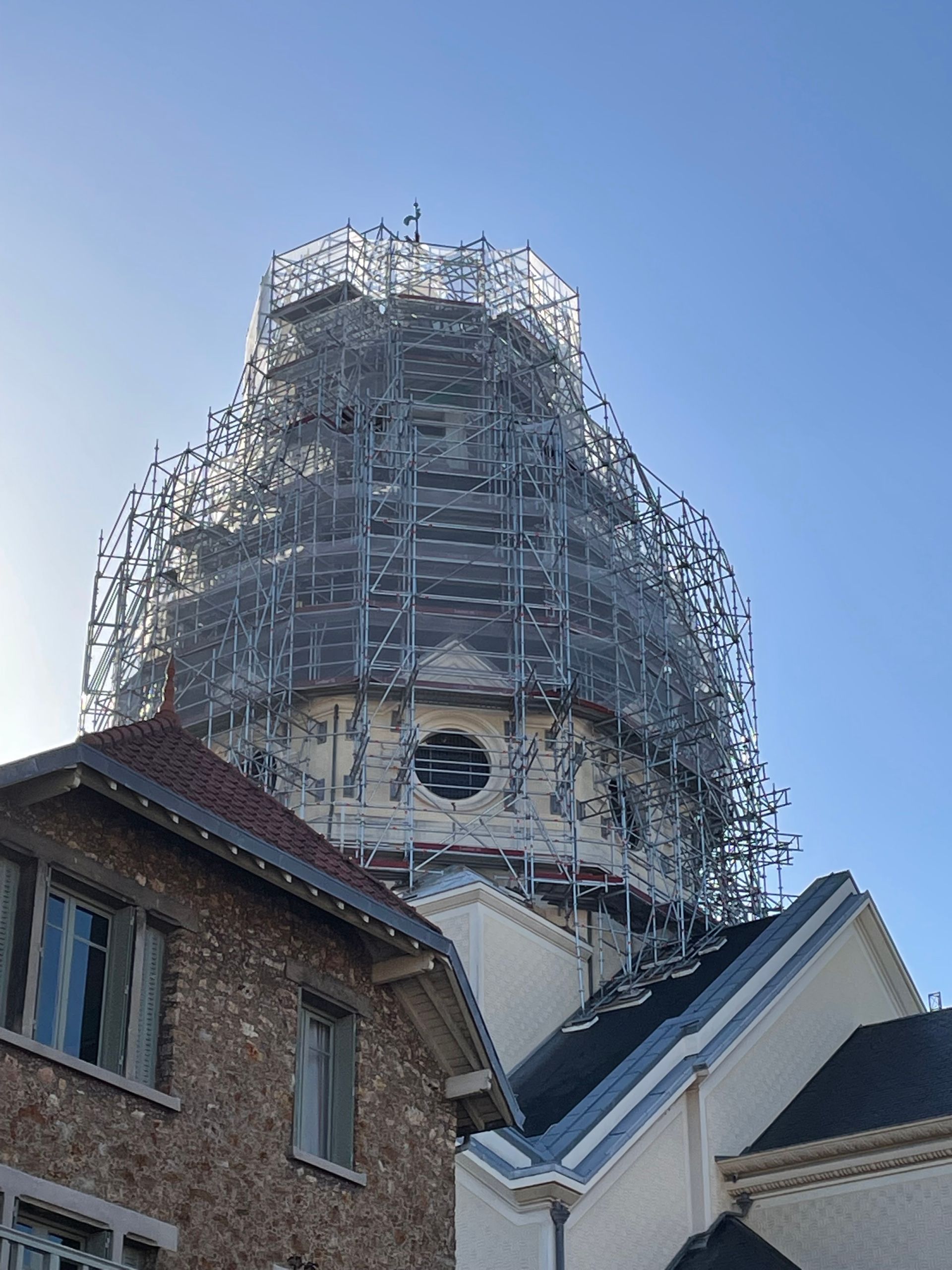 Monument entouré d'échafaudages