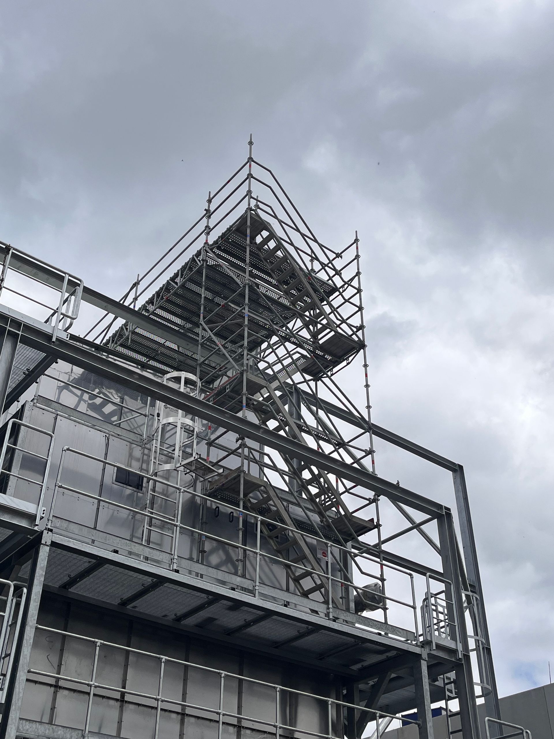 Tour d'accès escalier dans un grand échafaudage
