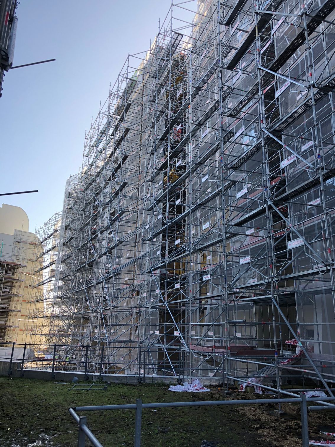 Échafaudage sur une façade de maison