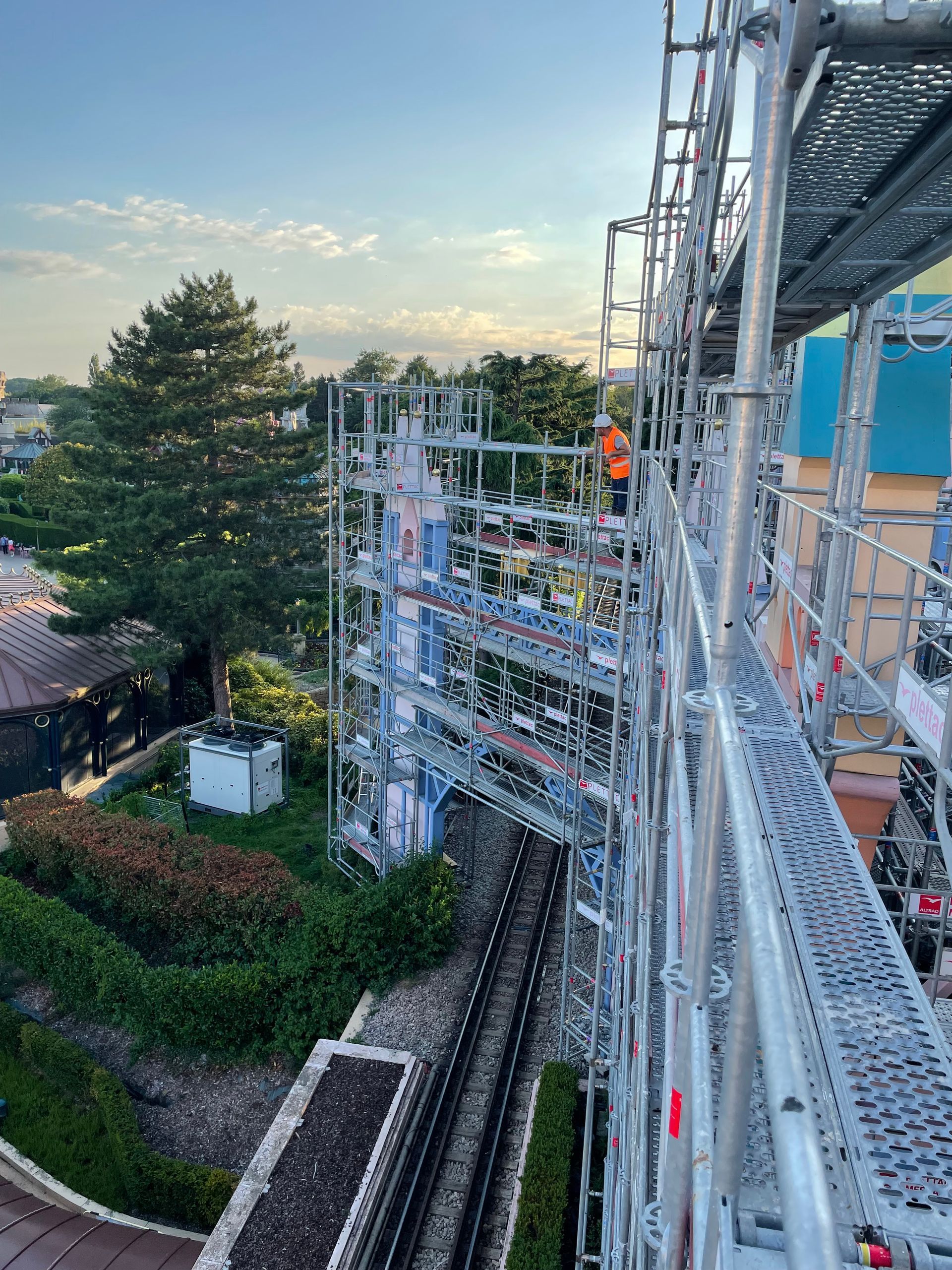 Échafaudage d'accès avec des escaliers