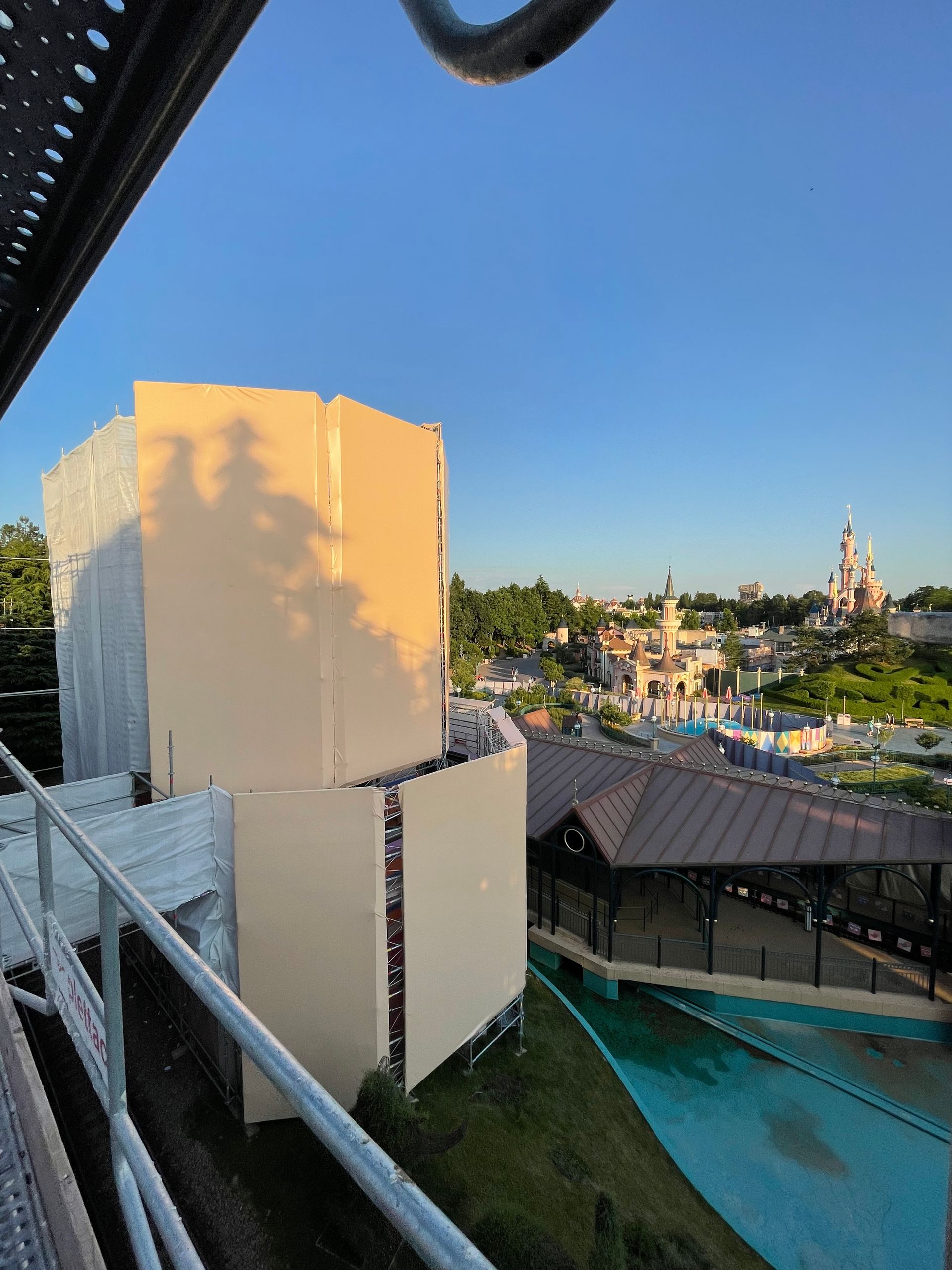 Bâche thermosoudée tendue sur une barrière